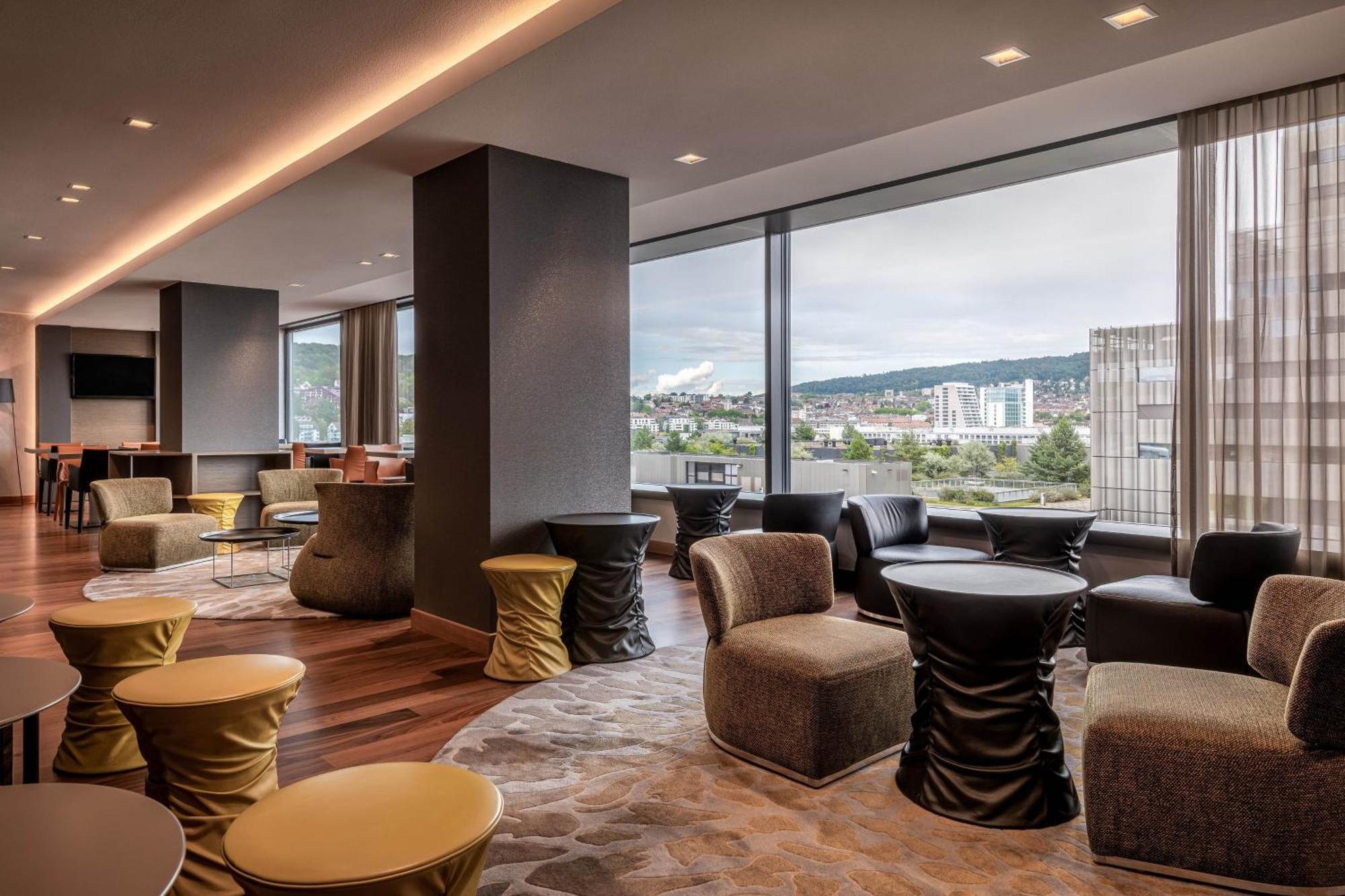 Executive Suite with separated Livingroom and Club Lounge Access