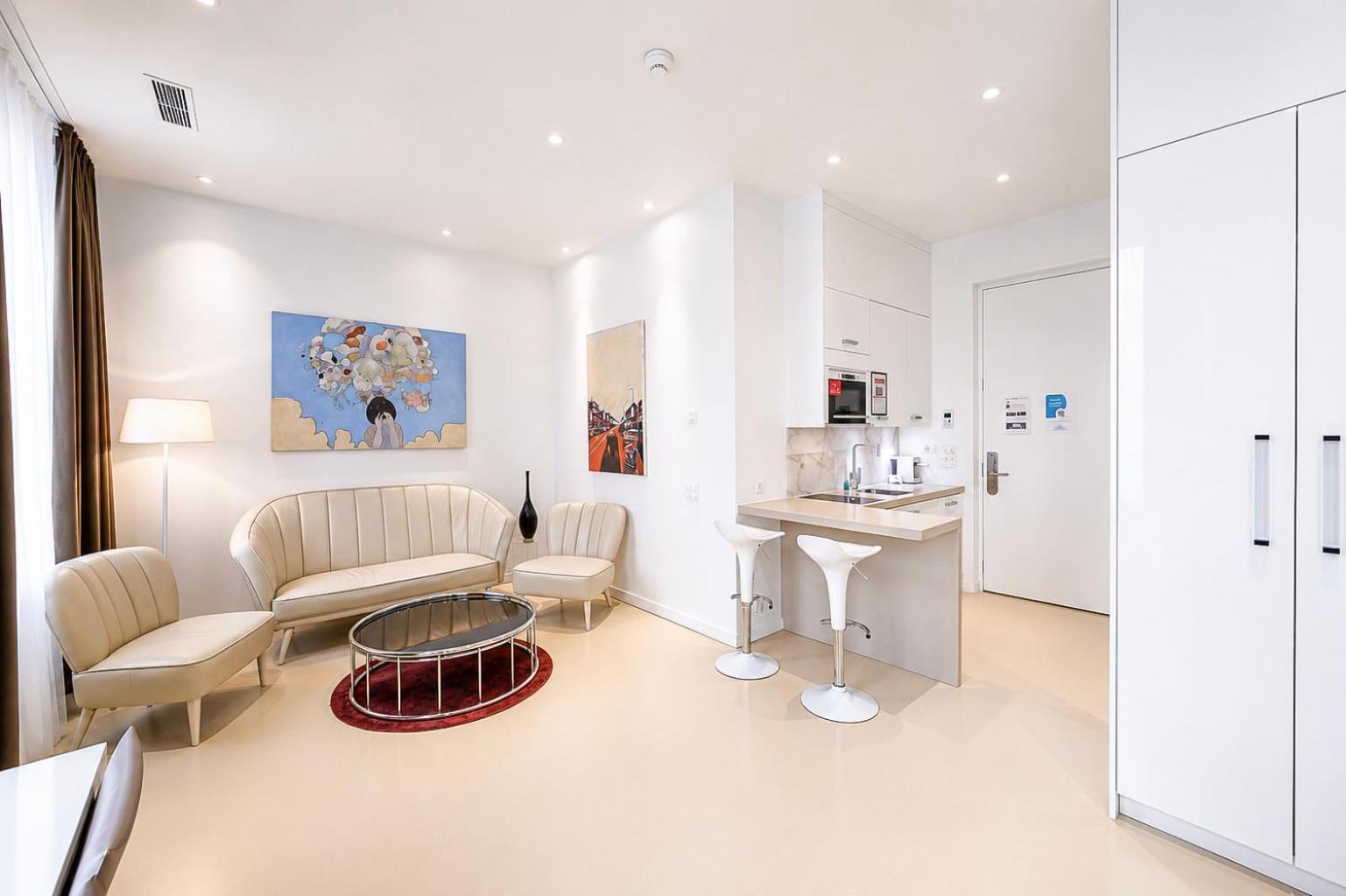 Grand Apartment Kitchenette