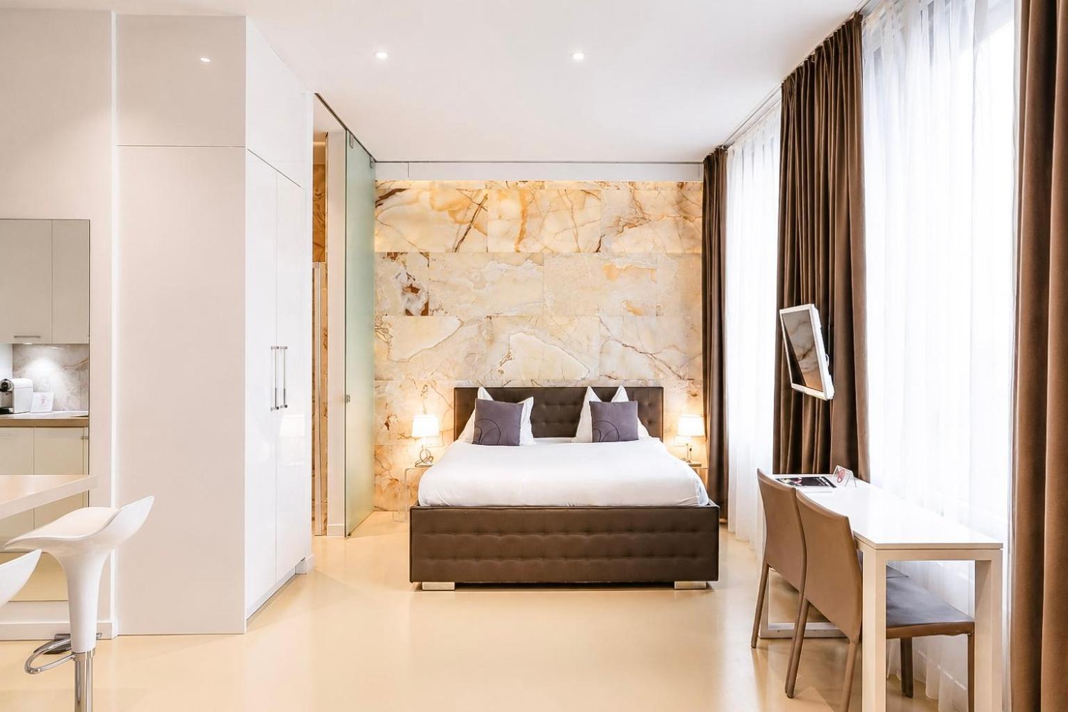 Grand Apartment Kitchenette