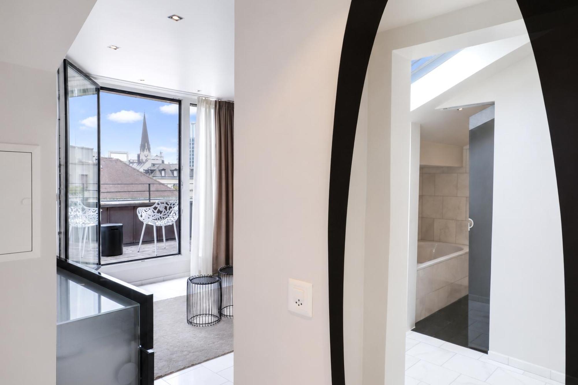 Grand Apartment Balcony Kitchenette