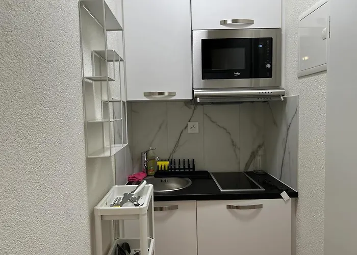 Comfortable Fully Furnished Studio Apartment In Zurich @ S-2